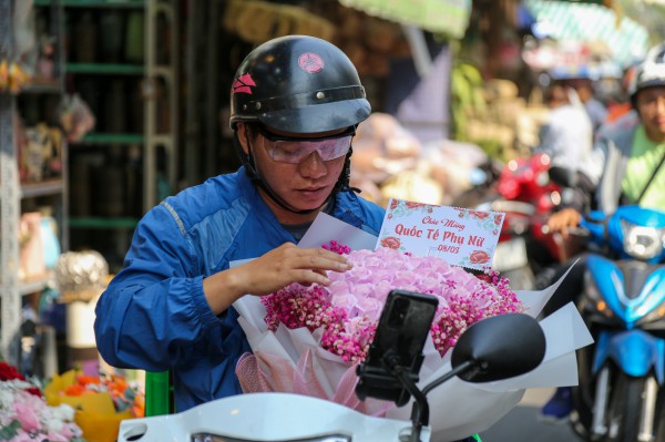 Chợ hoa lớn nhất TP.HCM nườm nượp khách dù giá tăng gấp 4 lần dịp 8/3