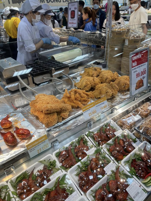 Cơn sốt gà nguyên con giá chưa tới 100k đồng ở các siêu thị tại TP.HCM, phải xếp hàng chờ cả tiếng để mua