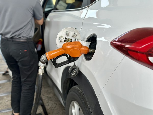 Giá dầu tăng phi mã, chiết khấu bán lẻ trong nước lao về 0 đồng/lít