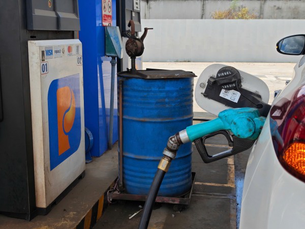 Giá xăng dầu hôm nay 10.6.2026: Lao dốc mất hơn 3%