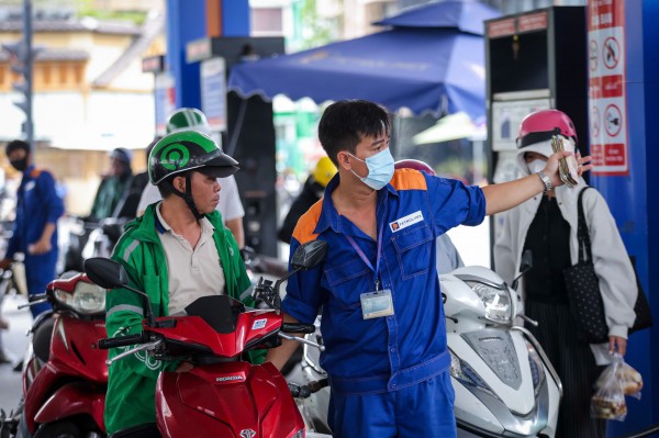 Giá xăng dầu hôm nay 11.3.2026: Lao dốc 15%, xăng trong nước sát mốc 30.000 đồng/lít