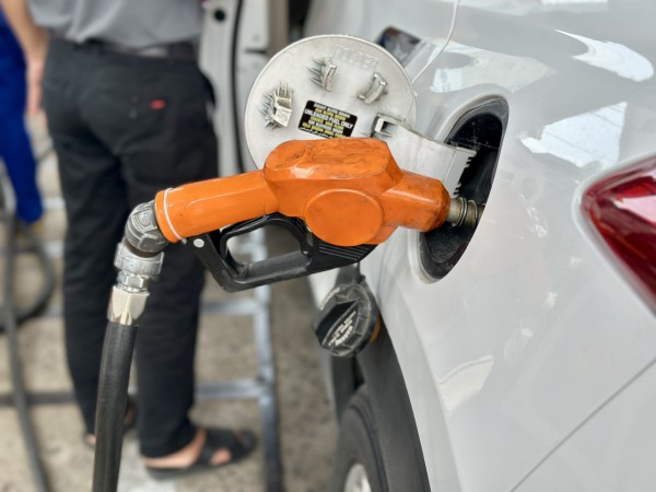 Giá xăng dầu hôm nay 15.4.2026: Lao dốc gần 8%