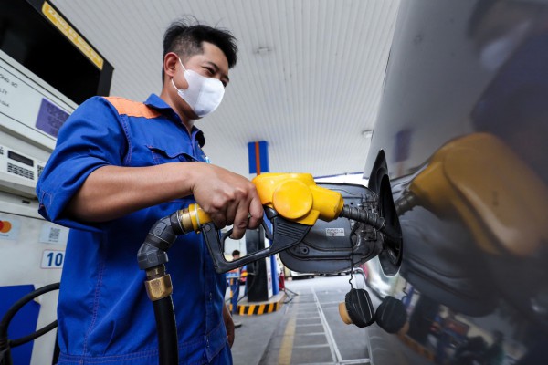 Giá xăng dầu hôm nay 21.10.2025: Xăng sẽ giảm bao nhiêu đồng một lít? Giá xăng dầu hôm nay 21.10.2025: Xăng sẽ giảm bao nhiêu đồng một lít?