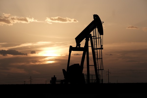 Giá xăng dầu hôm nay 27.1.2022: Dầu Brent vượt mốc 90 USD/thùng