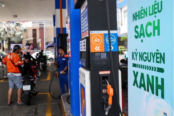 Giá xăng dầu hôm nay 30.3.2026: Thế giới giữ đà tăng