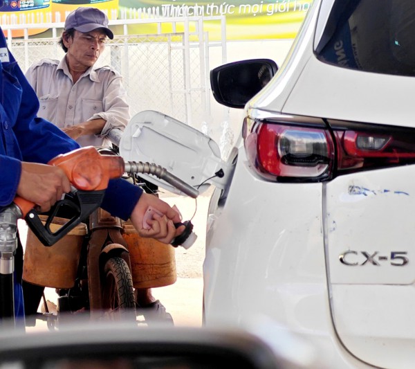 Giá xăng dầu hôm nay 3.2.2026: Xăng trong nước giảm mạnh trước tết?