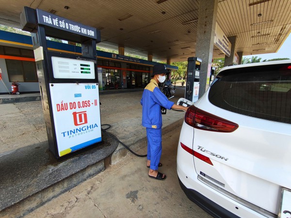 Giá xăng dầu hôm nay 6.2.2026: Thế giới lao dốc, trong nước tăng