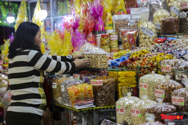 Hàng hóa Tết đa dạng, sức mua tại ngôi chợ nổi tiếng bậc nhất xứ Huế vẫn chưa cao