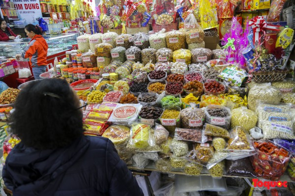 Hàng hóa Tết đa dạng, sức mua tại ngôi chợ nổi tiếng bậc nhất xứ Huế vẫn chưa cao