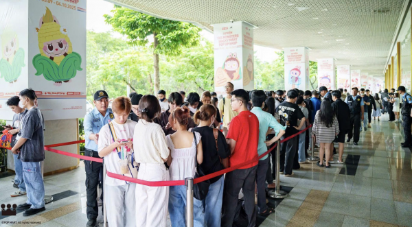 Hơn 4.000 người xếp hàng mua mô hình nghệ thuật tại TP.HCM Hơn 4.000 người xếp hàng mua mô hình nghệ thuật tại TP.HCM