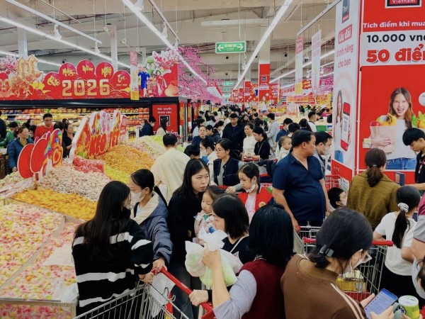 Khách hàng kéo đến siêu thị mua sắm ngày 21 tháng chạp Tết Bính Ngọ