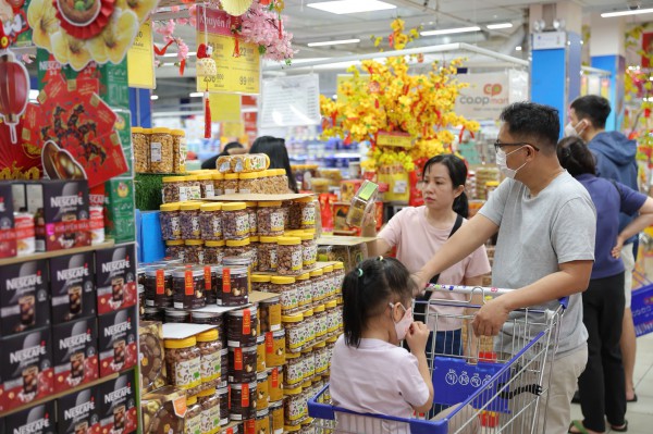 Khách hàng kéo đến siêu thị mua sắm ngày 21 tháng chạp Tết Bính Ngọ