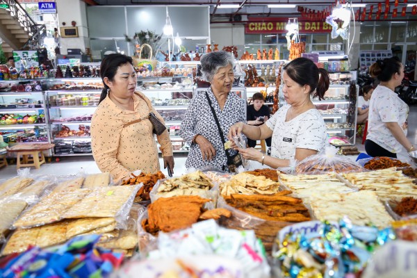 Khởi động mùa mua sắm Tết Bính Ngọ