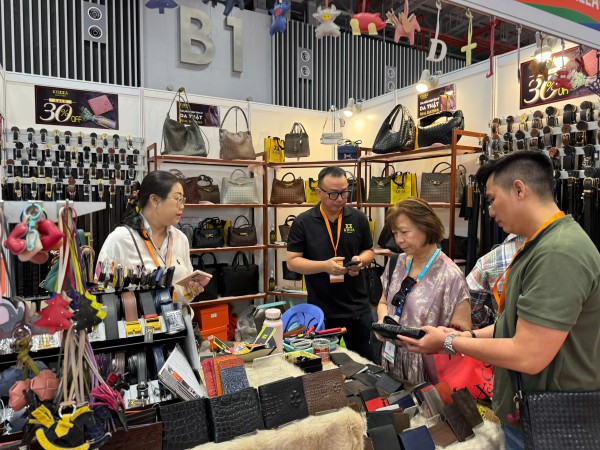 Mua sắm trong dịp Giáng sinh tăng hay giảm?