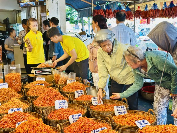 Người Sài Gòn chen chân ở Chợ Lớn sắm tết