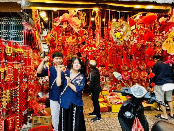 Người Sài Gòn chen chân ở Chợ Lớn sắm tết