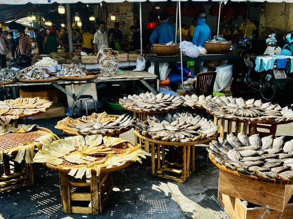 Người Sài Gòn chen chân ở Chợ Lớn sắm tết