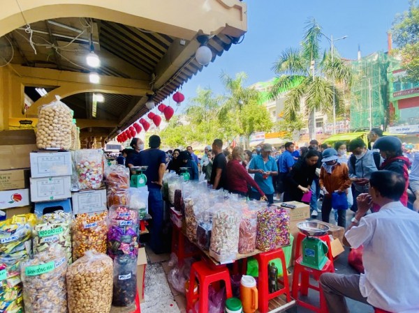 Người Sài Gòn chen chân ở Chợ Lớn sắm tết