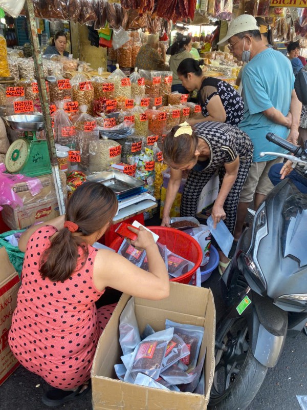 Người Sài Gòn chen chân ở Chợ Lớn sắm tết