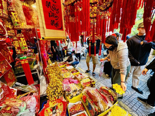 Người Sài Gòn chen chân ở Chợ Lớn sắm tết