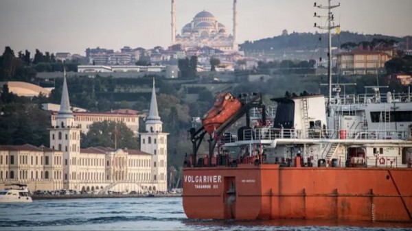 Nguy cơ giá dầu tăng vì nhiều tàu dầu bị mắc kẹt ở eo biển Bosphorus