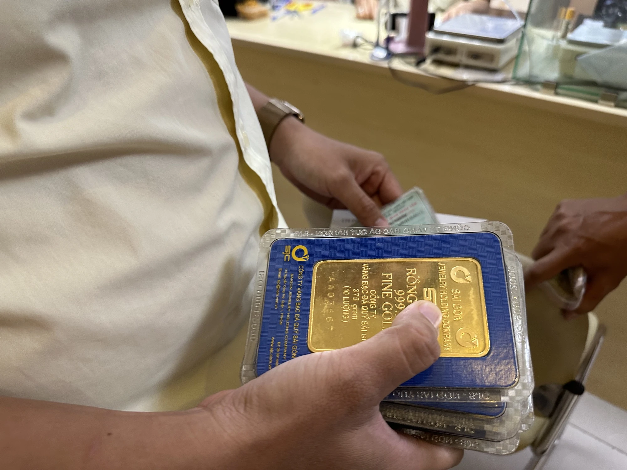 Nhiều người mang vàng đi bán khi giá tăng kỷ lục Nhiều người mang vàng đi bán khi giá tăng kỷ lục