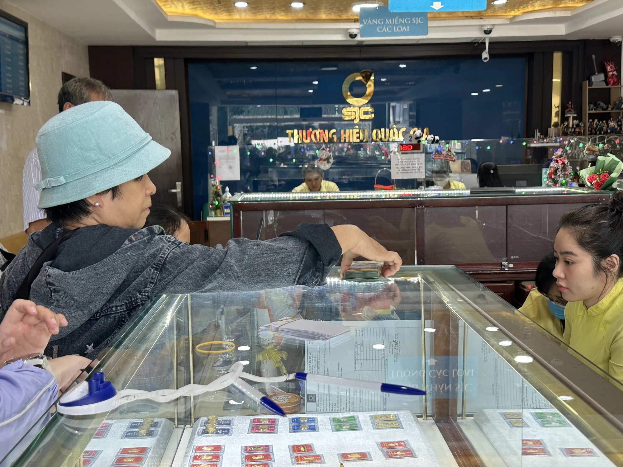 Nhiều người mang vàng đi bán khi giá tăng kỷ lục Nhiều người mang vàng đi bán khi giá tăng kỷ lục