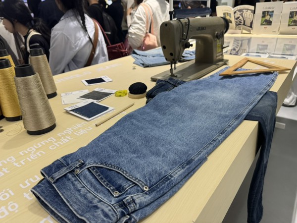 Nỗ lực cải tiến quần jeans thành sản phẩm thân thiện môi trường