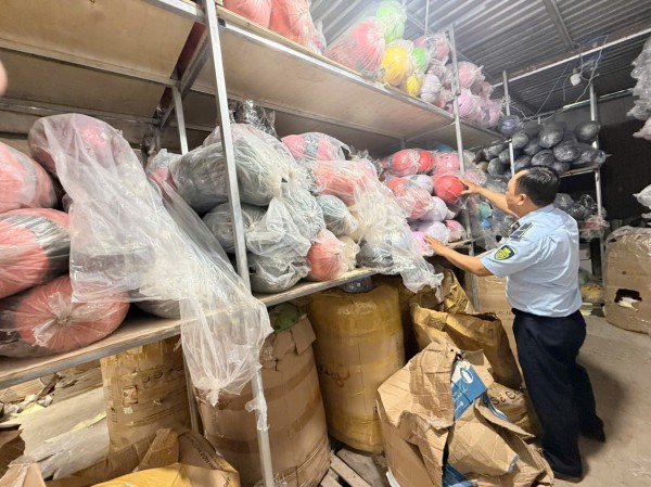 Phát hiện kho chứa mũ bảo hiểm dỏm Phát hiện kho chứa mũ bảo hiểm dỏm