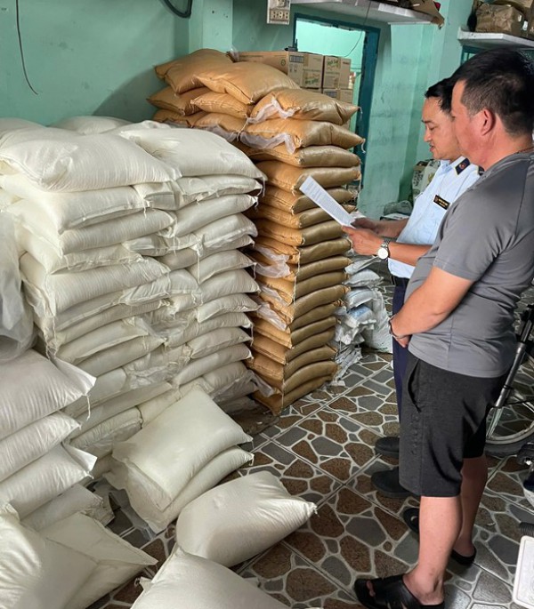 Phát hiện kho chứa mũ bảo hiểm dỏm Phát hiện kho chứa mũ bảo hiểm dỏm