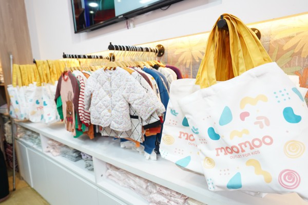 Quy tụ nhiều thương hiệu chất lượng, cửa hàng thời trang trẻ em mới đổ bộ Hà Nội khiến các mẹ thích mê