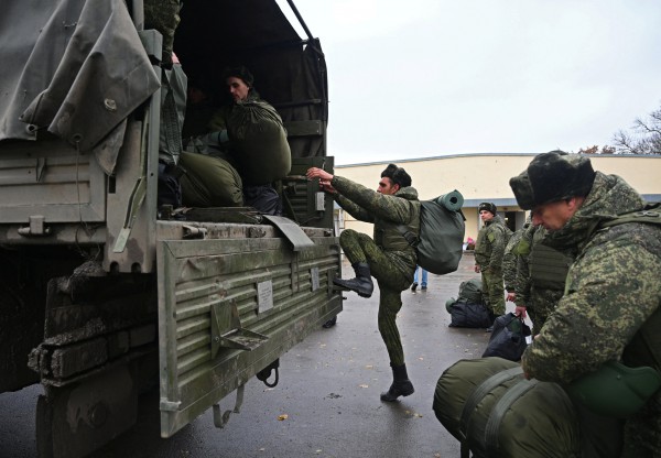 Sản xuất của Nga cải thiện nhờ nhu cầu quân trang của các binh sĩ động viên