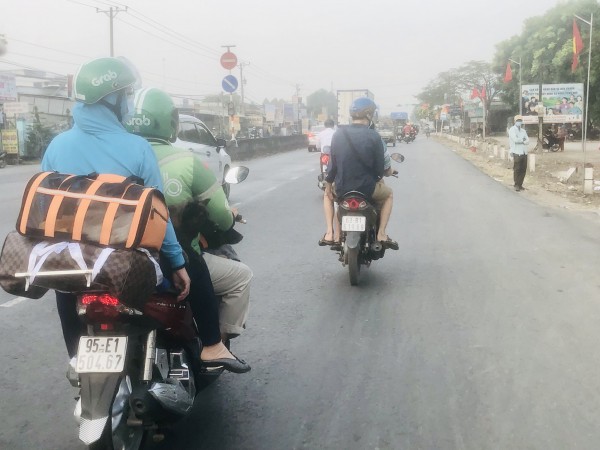 Sáng 26 tết, người miền Tây nườm nượp chạy xe máy về quê