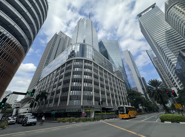 Sau bão, người dân và du khách Philippines đổ xô đi hội chợ cuối tuần