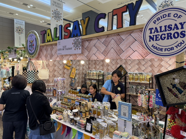 Sau bão, người dân và du khách Philippines đổ xô đi hội chợ cuối tuần