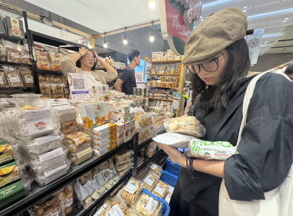 Sau bão, người dân và du khách Philippines đổ xô đi hội chợ cuối tuần