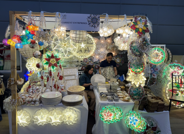 Sau bão, người dân và du khách Philippines đổ xô đi hội chợ cuối tuần