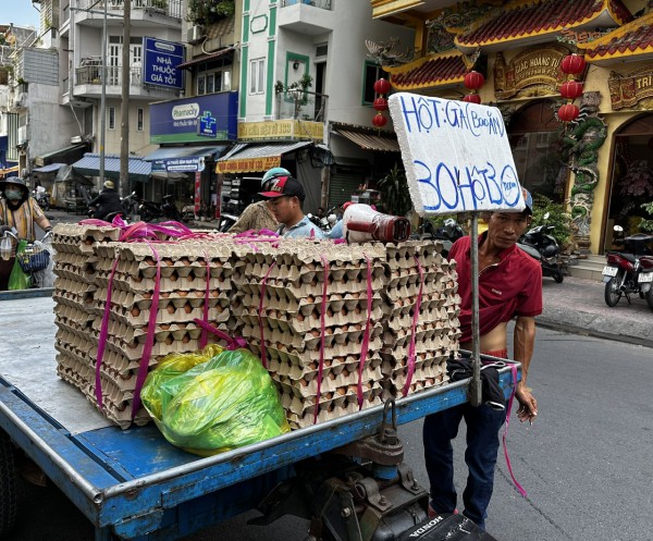 Sốc với giá trứng gà siêu rẻ chỉ '30.000 ngàn đồng 3 chục'