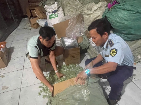 Tạm giữ hơn 1 tấn bánh kẹo không rõ nguồn gốc, xuất xứ tại TP.HCM Tạm giữ hơn 1 tấn bánh kẹo không rõ nguồn gốc, xuất xứ tại TP.HCM