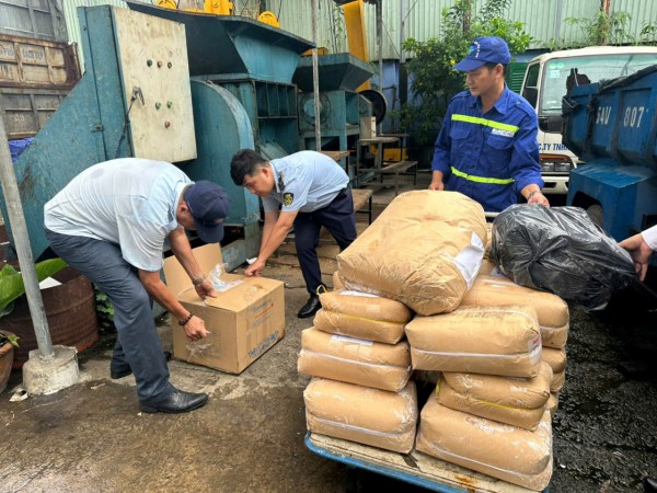 Tạm giữ hơn 1 tấn bánh kẹo không rõ nguồn gốc, xuất xứ tại TP.HCM Tạm giữ hơn 1 tấn bánh kẹo không rõ nguồn gốc, xuất xứ tại TP.HCM