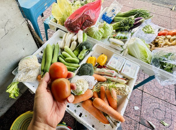 Tăng 'chóng mặt', đi chợ giờ đây tiền rau nhiều hơn tiền thịt