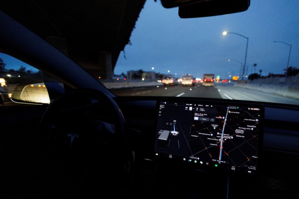 Tesla thu hồi hơn 2 triệu ô tô để sửa lỗi tự lái
