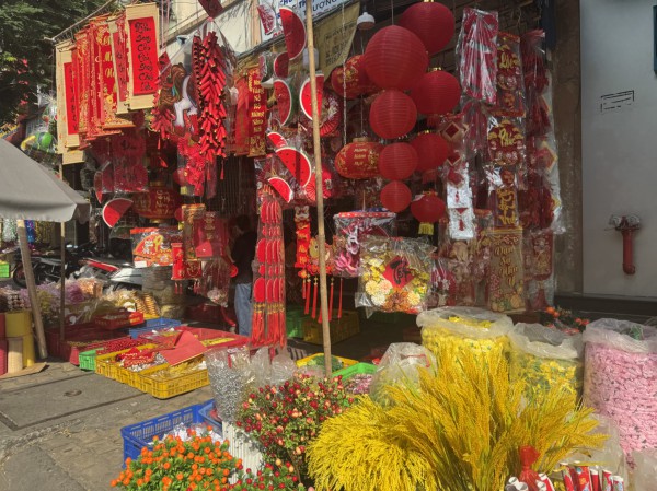 Vào mùa kinh doanh tết, phố phụ kiện trang trí rực rỡ sắc màu