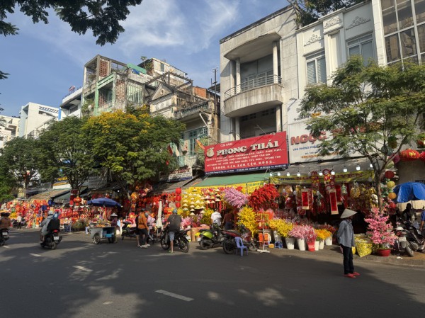 Vào mùa kinh doanh tết, phố phụ kiện trang trí rực rỡ sắc màu