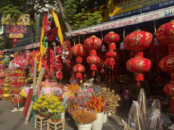Vào mùa kinh doanh tết, phố phụ kiện trang trí rực rỡ sắc màu