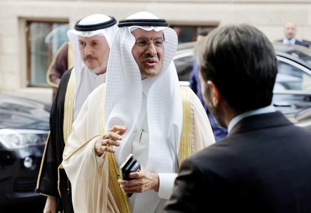 Ả Rập Xê Út đơn phương giảm sản lượng, giá dầu tăng