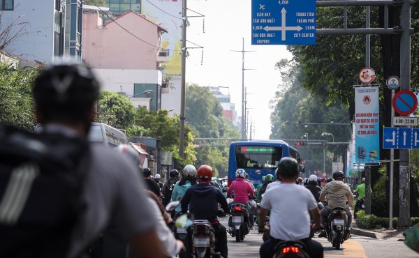 Sợ khó qua đường, xe máy quẹo trái khi đèn đỏ sẽ bị phạt thế nào?