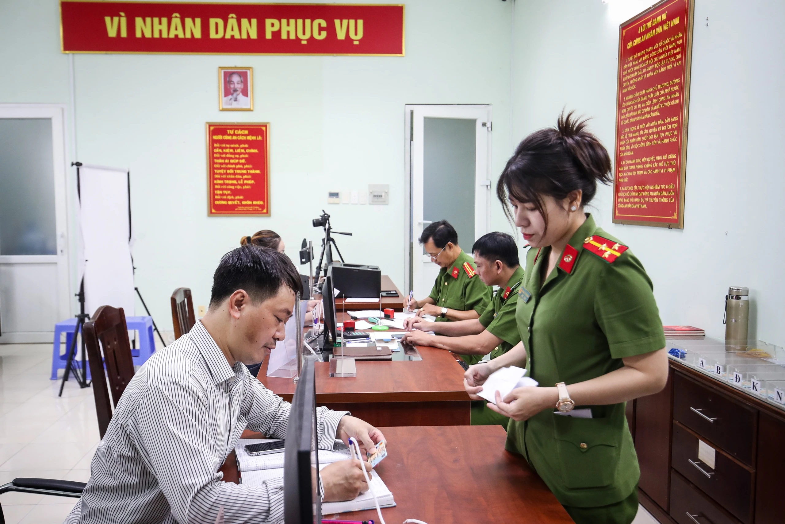 Thủ tục cấp giấy chứng nhận căn cước cho người gốc Việt Nam từ 1.7