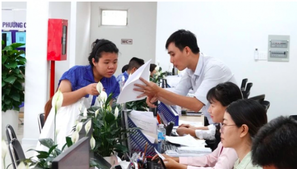 Từ ngày 1.1, công nhân viên ở TP.HCM và Hà Nội được tăng lương như thế nào? Từ ngày 1.1, công nhân viên ở TP.HCM và Hà Nội được tăng lương như thế nào?