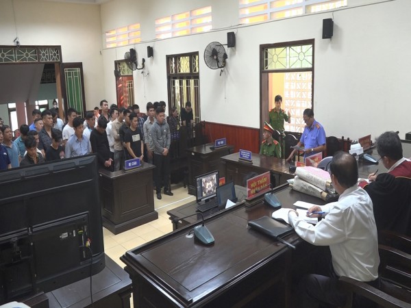 Bình Định: 43 bị cáo trong đường đây đánh bạc nghìn tỉ lãnh án Bình Định: 43 bị cáo trong đường đây đánh bạc nghìn tỉ lãnh án